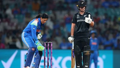 Women's World Cup: कितनी गंभीर है विकेटकीपर ऋचा घोष की चोट? भारत के सेमीफाइनल में पहुंचने के बाद ओपनर ने दी लेटेस्ट अपडेट SportsTak Hindi