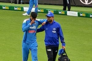 Shreyas Iyer Injury : श्रेयस अय्यर ने उल्टा भागते हुए लपक धांसू कैच लेकिन खुद को किया चोटिल, मैदान से गए बाहर तो...VIDEO SportsTak Hindi