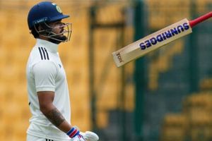 Ranji Trophy : 7 बैटर शून्य का शिकार, रियान पराग वाली टीम का बंटाधार, 103 पर 'डबल हैट्रिक' से सर्विसेस के सामने ढेर  SportsTak Hindi