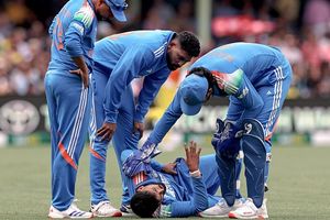 IND vs AUS: श्रेयस अय्यर को मैच के बीच ले जाया गया अस्पताल, BCCI ने स्टार खिलाड़ी की चोट पर दी बड़ी अपडेट SportsTak Hindi