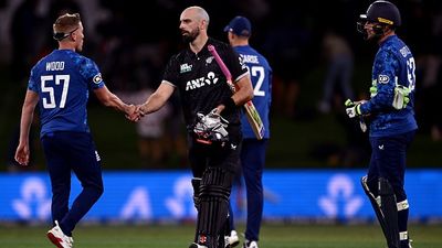NZ vs ENG: डेरिल मिचेल ने इंग्लैंड से छीनी जीत, खराब शुरुआत के बावजूद न्यूजीलैंड ने चार विकेट से जीता पहला वनडे SportsTak Hindi