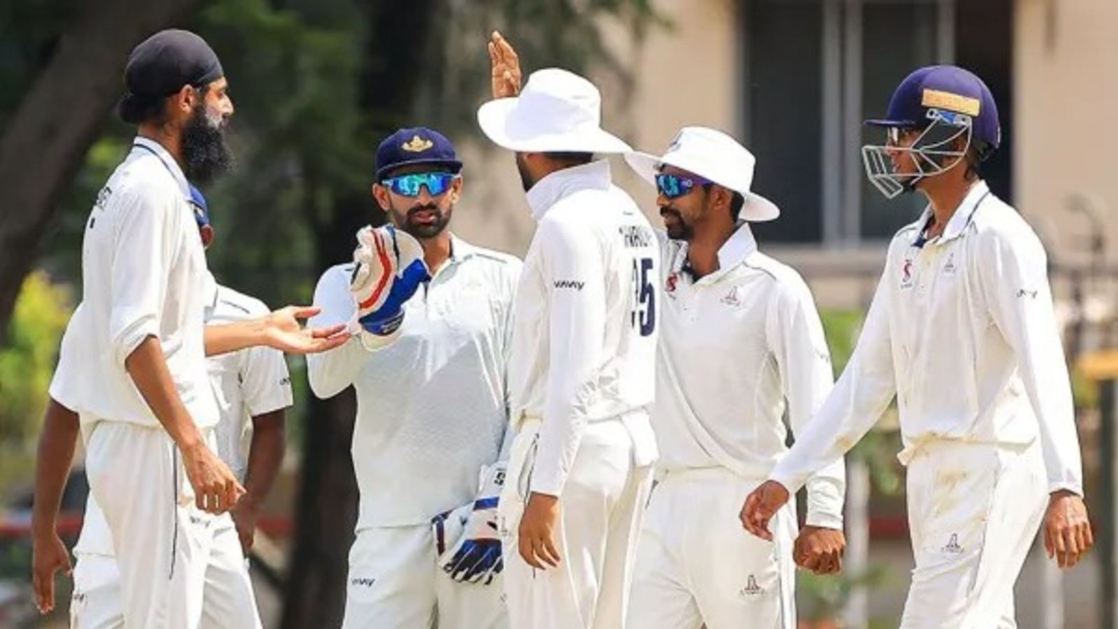 Ranji Trophy: चेन्नई सुपर किंग्स में जिसे नहीं मिला मौका उसने हैट्रिक लेकर मचाई धूम, तीसरे ओवर में किया कमाल Ranji Trophy: चेन्नई सुपर किंग्स में जिसे नहीं मिला मौका उसने हैट्रिक लेकर मचाई धूम, तीसरे ओवर में किया कमाल