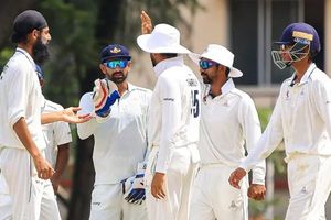 Ranji Trophy: चेन्नई सुपर किंग्स में जिसे नहीं मिला मौका उसने हैट्रिक लेकर मचाई धूम, तीसरे ओवर में किया कमाल SportsTak Hindi