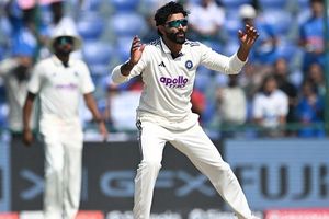 Ranji Trophy: रवींद्र जडेजा को वापसी में नहीं मिला विकेट, बैटिंग में फिफ्टी से चूके, एमपी के आगे सौराष्ट्र की हालत पतली SportsTak Hindi