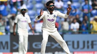Ranji Trophy: रवींद्र जडेजा को वापसी में नहीं मिला विकेट, बैटिंग में फिफ्टी से चूके, एमपी के आगे सौराष्ट्र की हालत पतली SportsTak Hindi