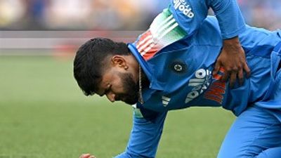 Shreyas Iyer health update: श्रेयस अय्यर ICU से आए बाहर, जानें इंटरनल ब्लीडिंग के बाद अब कैसी है हालत SportsTak Hindi