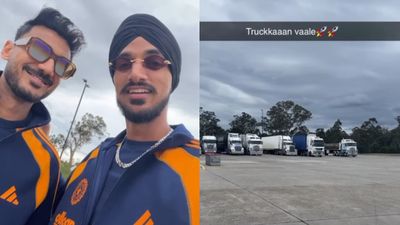 बवाल! अर्शदीप सिंह ने अक्षर पटेल के साथ मिलकर उड़ाया ट्रक ड्राइवरों का मजाक, फैंस को नहीं आया रास SportsTak Hindi