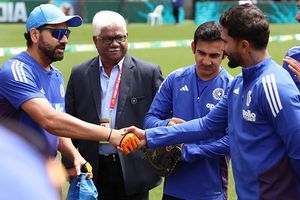 IND vs AUS T20: पहले मैच में ही भारत को तगड़ा झटका! चोट के कारण स्टार ऑलराउंडर इतने मैचों के लिए हुआ बाहर SportsTak Hindi