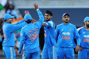 'यह क्या किया', पहले टी20 से भारतीय पेसर के बाहर होने पर फैंस हुए आग बबूला, गौतम गंभीर को लेकर मचा बवाल SportsTak Hindi