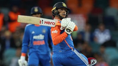 IND vs AUS: अभिषेक शर्मा फ्लॉप, एक भी छक्का नहीं लगा पाया विस्फोटक बैटर, जानें कैसे कंगारुओं ने बुना जाल SportsTak Hindi