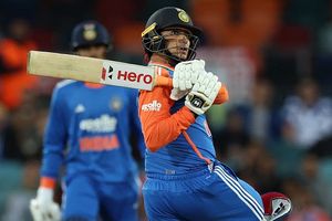 'वो एक गन टी20 प्लेयर है', अभिषेक शर्मा की तारीफ में रवि शास्त्री का बड़ा बयान, कहा - सबसे खतरनाक...  SportsTak Hindi