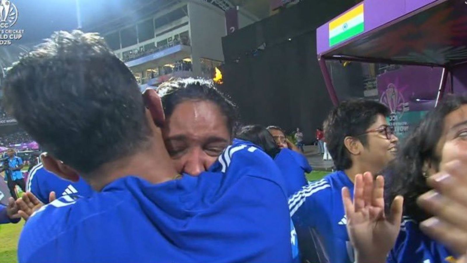 ऑस्ट्रेलिया को हराते ही हरमनप्रीत कौर फूट-फूट कर रोईं, कोचिंग स्टाफ ने कप्तान को संभाला, VIDEO वायरल ऑस्ट्रेलिया को हराते ही हरमनप्रीत कौर फूट-फूट कर रोईं, कोचिंग स्टाफ ने कप्तान को संभाला, VIDEO वायरल