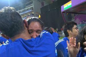 ऑस्ट्रेलिया को हराते ही हरमनप्रीत कौर फूट-फूट कर रोईं, कोचिंग स्टाफ ने कप्तान को संभाला, VIDEO वायरल SportsTak Hindi