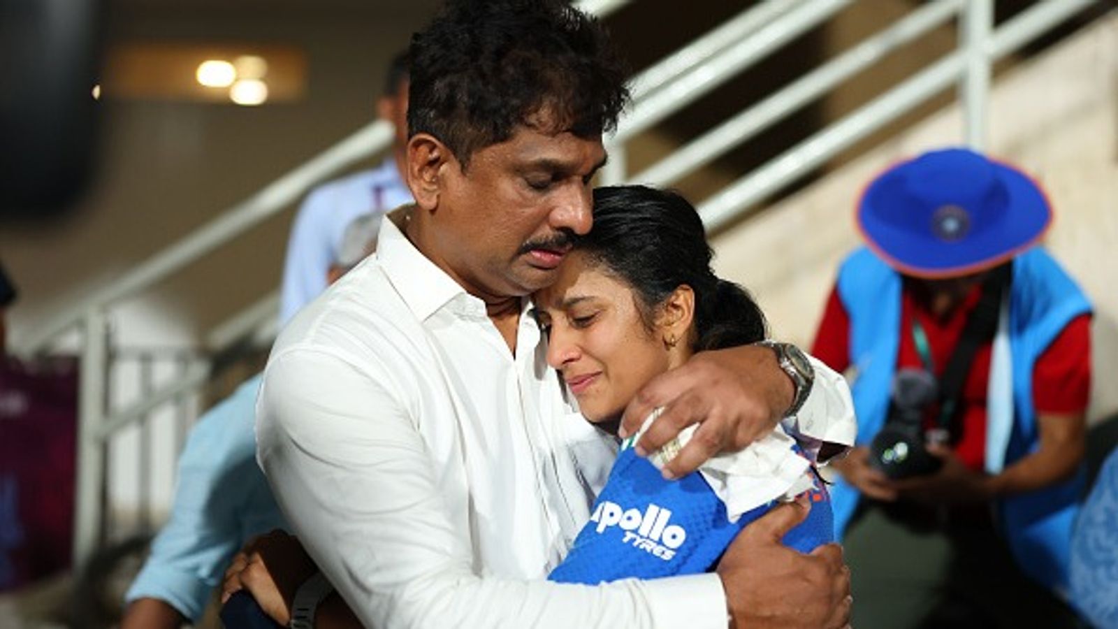 जेमिमा रॉड्रिग्स परिवार को सामने देख नहीं रोक पाई आंसू, भारत को फाइनल में पहुंचाने के बाद पिता के गले लग फूट-फूटकर रोईं, Video जेमिमा रॉड्रिग्स परिवार को सामने देख नहीं रोक पाई आंसू, भारत को फाइनल में पहुंचाने के बाद पिता के गले लग फूट-फूटकर रोईं, Video