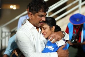 जेमिमा रॉड्रिग्स परिवार को सामने देख नहीं रोक पाई आंसू, भारत को फाइनल में पहुंचाने के बाद पिता के गले लग फूट-फूटकर रोईं, Video SportsTak Hindi