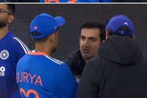 IND vs AUS: गंभीर ने हार के बाद सूर्या की ली क्लास, कोचिंग स्टाफ के सामने खूब सुनाया, चुपचाप सुनते रहे भारतीय कप्तान SportsTak Hindi