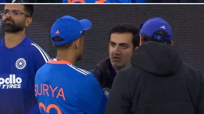 IND vs AUS: गंभीर ने हार के बाद सूर्या की ली क्लास, कोचिंग स्टाफ के सामने खूब सुनाया, चुपचाप सुनते रहे भारतीय कप्तान SportsTak Hindi