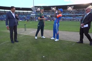 IND vs AUS: सूर्यकुमार यादव टॉस जीतते ही खुशी के मारे उछल पड़े, ऑस्ट्रेलियाई कप्तान को लगाया गले, Video  SportsTak Hindi