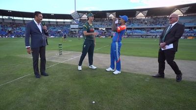IND vs AUS: सूर्यकुमार यादव टॉस जीतते ही खुशी के मारे उछल पड़े, ऑस्ट्रेलियाई कप्तान को लगाया गले, Video  SportsTak Hindi