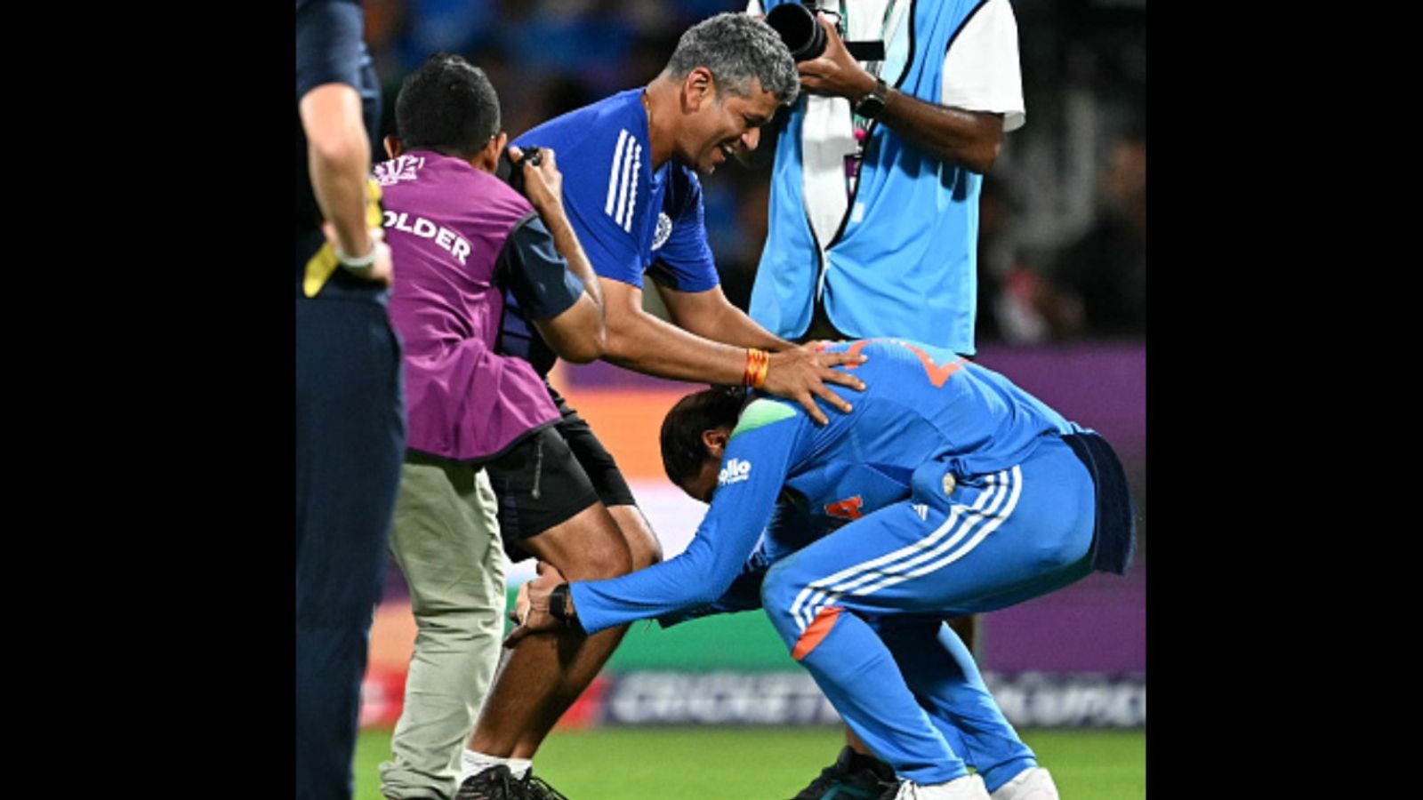 IND vs AUS: हरमनप्रीत कौर ने वर्ल्ड कप जीतने के बाद अमोल मजूमदार के पैर छुए, सामने आया कोच-कप्तान का इमोशनल वीडियो IND vs AUS: हरमनप्रीत कौर ने वर्ल्ड कप जीतने के बाद अमोल मजूमदार के पैर छुए, सामने आया कोच-कप्तान का इमोशनल वीडियो