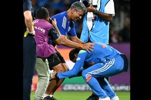 IND vs AUS: हरमनप्रीत कौर ने वर्ल्ड कप जीतने के बाद अमोल मजूमदार के पैर छुए, सामने आया कोच-कप्तान का इमोशनल वीडियो SportsTak Hindi