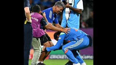 IND vs AUS: हरमनप्रीत कौर ने वर्ल्ड कप जीतने के बाद अमोल मजूमदार के पैर छुए, सामने आया कोच-कप्तान का इमोशनल वीडियो SportsTak Hindi