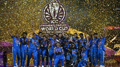 IND vs SA, WC Final : भारत बना विश्व विजेता तो हर मन खुश, शेफाली-दीप्ति ने तोड़ा साउथ अफ्रीका का दिल, 52 रन से खत्म हुआ 52 साल का सूखा  India's players celebrate with the trophy after winning the ICC Women's Cricket World Cup 2025