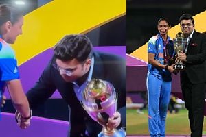 हरमनप्रीत कौर ने ट्रॉफी उठाने से पहले की जय शाह के पैर छूने की कोशिश, ICC चेयरमैन का रिएक्शन Viral SportsTak Hindi