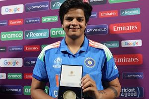 प्रतिका रावल के चोटिल होने के बाद शेफाली वर्मा को ही क्यों किया गया टीम में शामिल? कोच ने खिताबी जीत के बाद किया खुलासा SportsTak Hindi