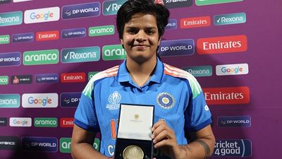 प्रतिका रावल के चोटिल होने के बाद शेफाली वर्मा को ही क्यों किया गया टीम में शामिल? कोच ने खिताबी जीत के बाद किया खुलासा SportsTak Hindi