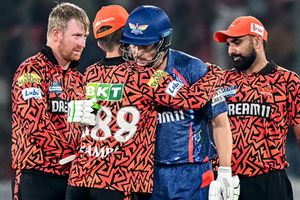 IPL 2026 Trade: सनराइजर्स हैदराबाद ने टीम इंडिया से बाहर चल रहे खिलाड़ी के लिए ठुकराया 10 करोड़ का ऑफर!  SportsTak Hindi