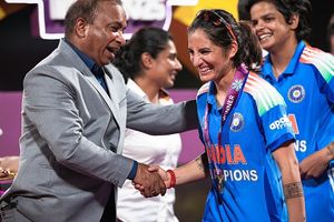 कभी कपड़े की गेंद से खेलने वाली लड़की ने कैसे भारत को बनाया वर्ल्ड चैंपियन? दुनिया के धाकड़ बल्लेबाज भी खाते हैं खौफ SportsTak Hindi