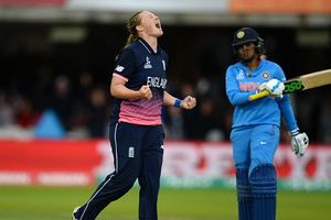 गेंदबाजी की कमजोरी खत्म, रॉयल चैलेंजर्स बेंगलुरु ने इंग्लैंड की इस दिग्गज को बनाया नया बॉलिंग कोच, अब आएगा दूसरा खिताब? SportsTak Hindi