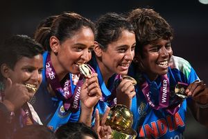 वर्ल्ड कप जीत के बाद भी बवाल, लेजेंड ने हरमनप्रीत की लीडरशिप पर उठाए सवाल, कहा- अब कोई और संभाले कमान SportsTak Hindi