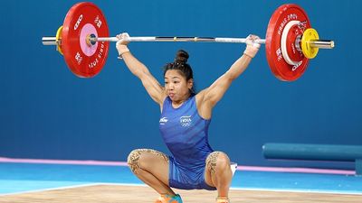 मीराबाई चानू की वेट कैटेगरी ओलिंपिक 2028 से हटी, भारत को तगड़ा झटका  SportsTak Hindi