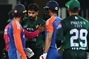 Asia Cup के बाद ICC का कड़ा फैसला, तू-तू मैं-मैं करना हारिस रऊफ को पड़ा भारी, लगा बैन, सूर्यकुमार और बुमराह को भी मिली सजा SportsTak Hindi