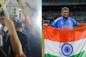 वर्ल्ड चैंपियन कोच अमोल मजूमदार का अनोखे अंदाज में स्वागत, फूलों पर चलकर पहुंचे घर, महिलाओं ने दिया गार्ड ऑफ ऑनर, Video SportsTak Hindi