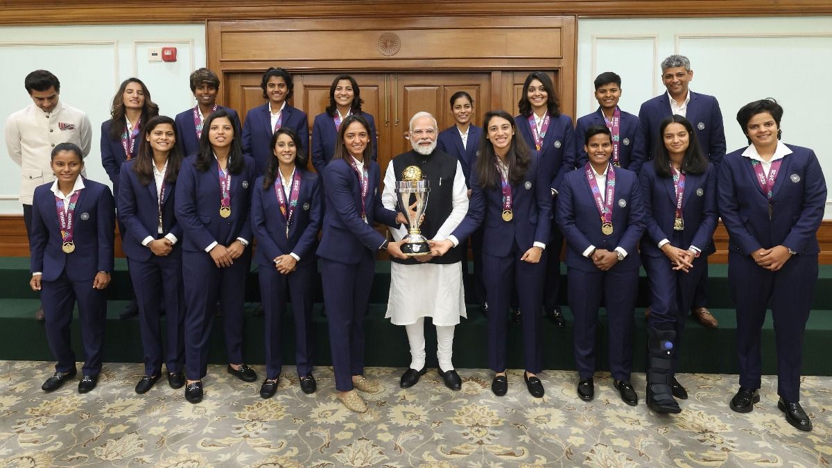 PM Modi with womens team india PM Modi with womens team india