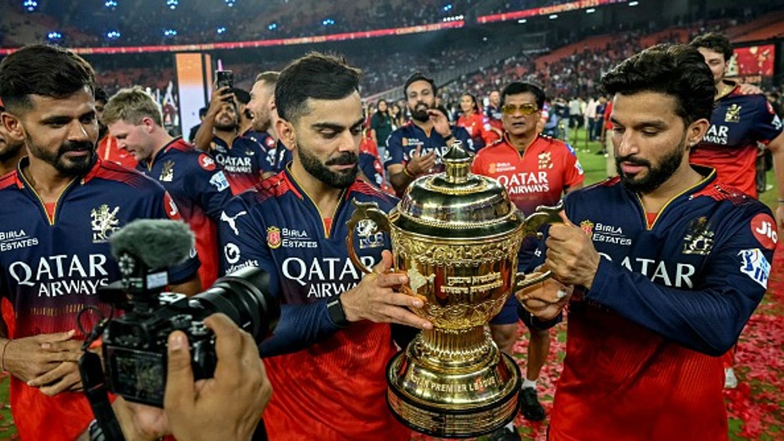 बड़ी खबर: बिकने जा रही है RCB, 31 मार्च से पहले मिल सकता है नया मालिक, रिपोर्ट में हुआ चौंकाने वाला खुलासा बड़ी खबर: बिकने जा रही है RCB, 31 मार्च से पहले मिल सकता है नया मालिक, रिपोर्ट में हुआ चौंकाने वाला खुलासा