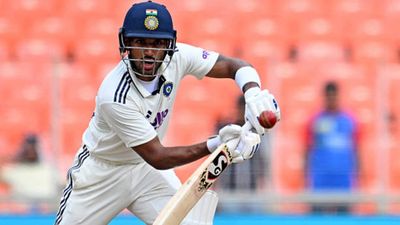 ध्रुव जुरेल ने शतक ठोक बचाई लाज, साउथ अफ्रीका ने ऋषभ पंत वाली इंडिया ए को 255 पर समेटा SportsTak Hindi