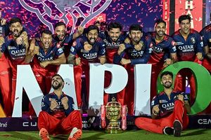RCB फैंस को तगड़ा झटका, IPL 2026 में बेंगलुरु में नहीं होंगे होम मैच? रिपोर्ट में बड़ा खुलासा SportsTak Hindi