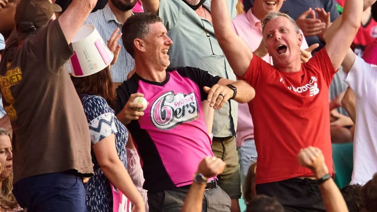 नया नियम! पहले ओवर में बाउंड्री से बाहर जाकर गिरी गेंद को घर ले जा सकेंगे दर्शक, ऑस्ट्रेलिया से हुआ आगाज