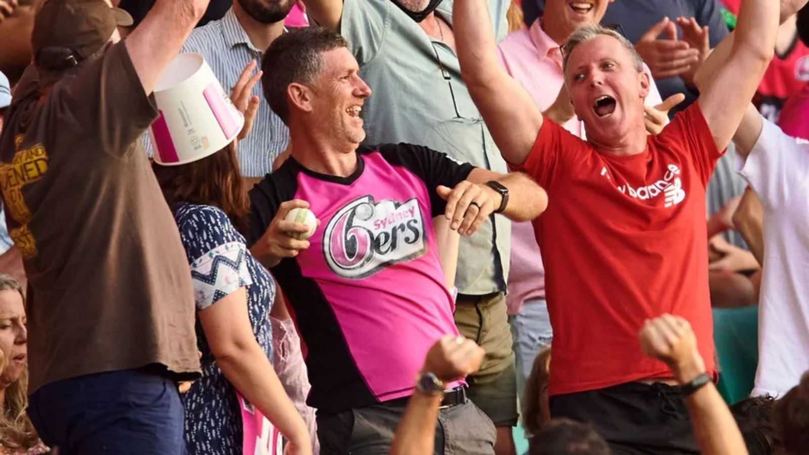 नया नियम! पहले ओवर में बाउंड्री से बाहर जाकर गिरी गेंद को घर ले जा सकेंगे दर्शक, ऑस्ट्रेलिया से हुआ आगाज नया नियम! पहले ओवर में बाउंड्री से बाहर जाकर गिरी गेंद को घर ले जा सकेंगे दर्शक, ऑस्ट्रेलिया से हुआ आगाज