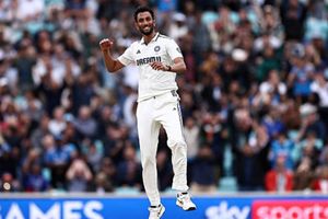 IND A vs SA A: साउथ अफ्रीकी कप्तान ने शतक ठोककर भारतीय टीम को किया परेशान, पेसर्स ने इंडिया ए को दिलाई बढ़त SportsTak Hindi