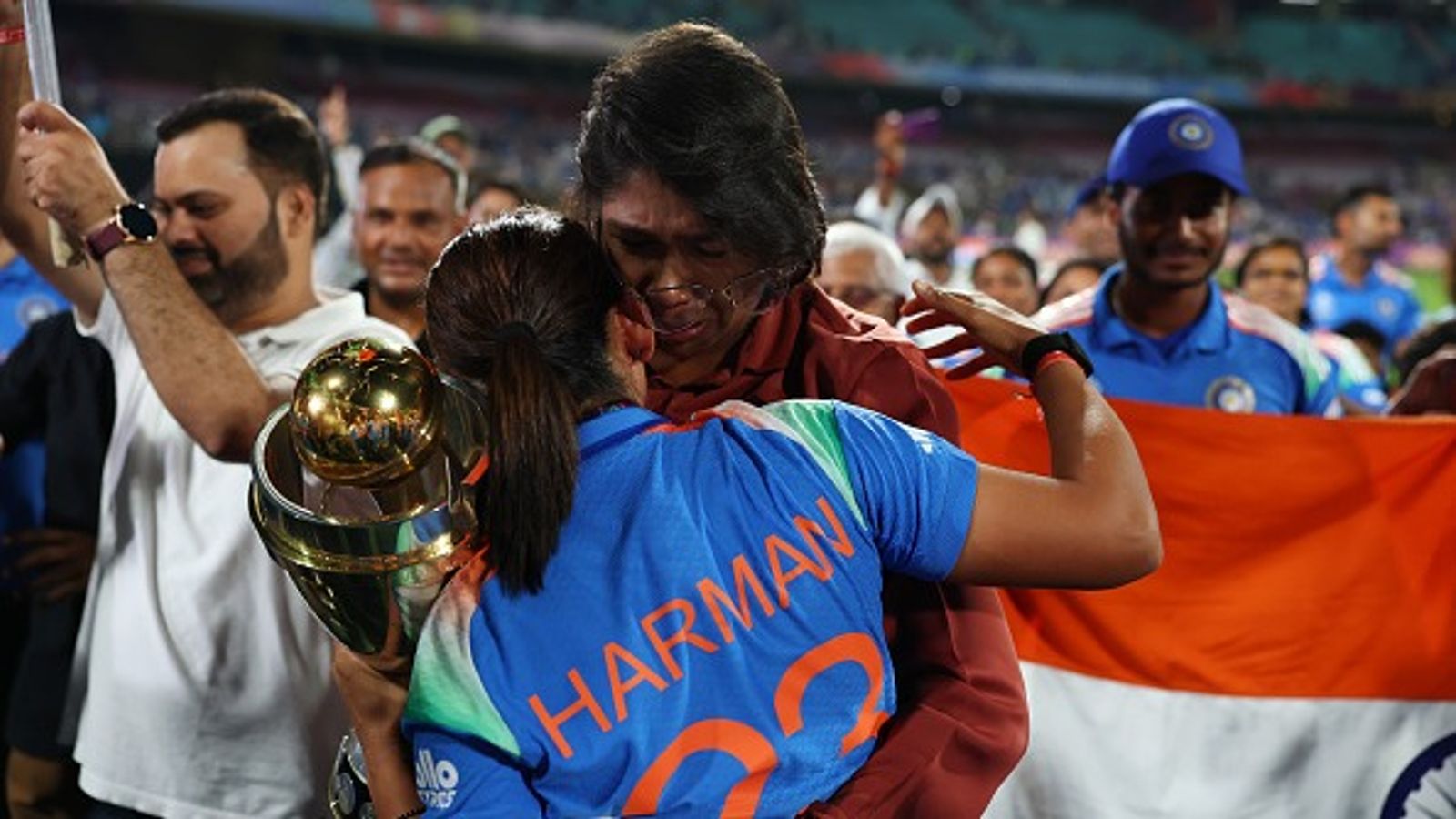 वर्ल्ड कप जीत के बाद टीम इंडिया ने मिताली और झूलन को क्यों थमाई ट्रॉफी ? हरमनप्रीत ने खोला राज वर्ल्ड कप जीत के बाद टीम इंडिया ने मिताली और झूलन को क्यों थमाई ट्रॉफी ? हरमनप्रीत ने खोला राज