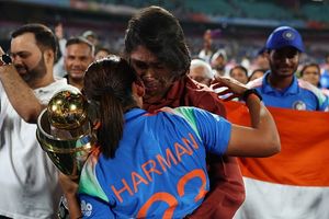 वर्ल्ड कप जीत के बाद टीम इंडिया ने मिताली और झूलन को क्यों थमाई ट्रॉफी ? हरमनप्रीत ने खोला राज SportsTak Hindi