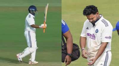 ऋषभ पंत को 20 मिनट में 3 बार गेंद से पहुंची चोट, सिर और पेट बने निशाना, फिर बरसाए चौके-छक्के, ठोका पचासा, देखिए Video SportsTak Hindi