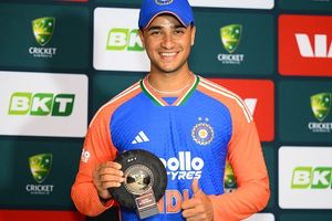 IND vs AUS: अभिषेक शर्मा ने क्यों सीरीज जल्दी छोड़ने के लिए हेजलवुड का किया शुक्रिया? प्लेयर ऑफ द सीरीज बनने के बाद खोला राज SportsTak Hindi