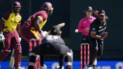 NZ vs WI : जैकब-सोढ़ी के कहर से जीती न्यूजीलैंड, तीसरे T20I में वेस्टइंडीज को 9 रन से दी मात New Zealand's Ish Sodh bowls during the third Twenty20 international