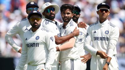 IND vs SA : कोलकाता टेस्ट से पहले टीम इंडिया से बाहर हुआ ये धुरंधर, गिल-गंभीर के मैनेजमेंट ने उठाया बड़ा कदम Nitish Kumar Reddy (AP Photo)